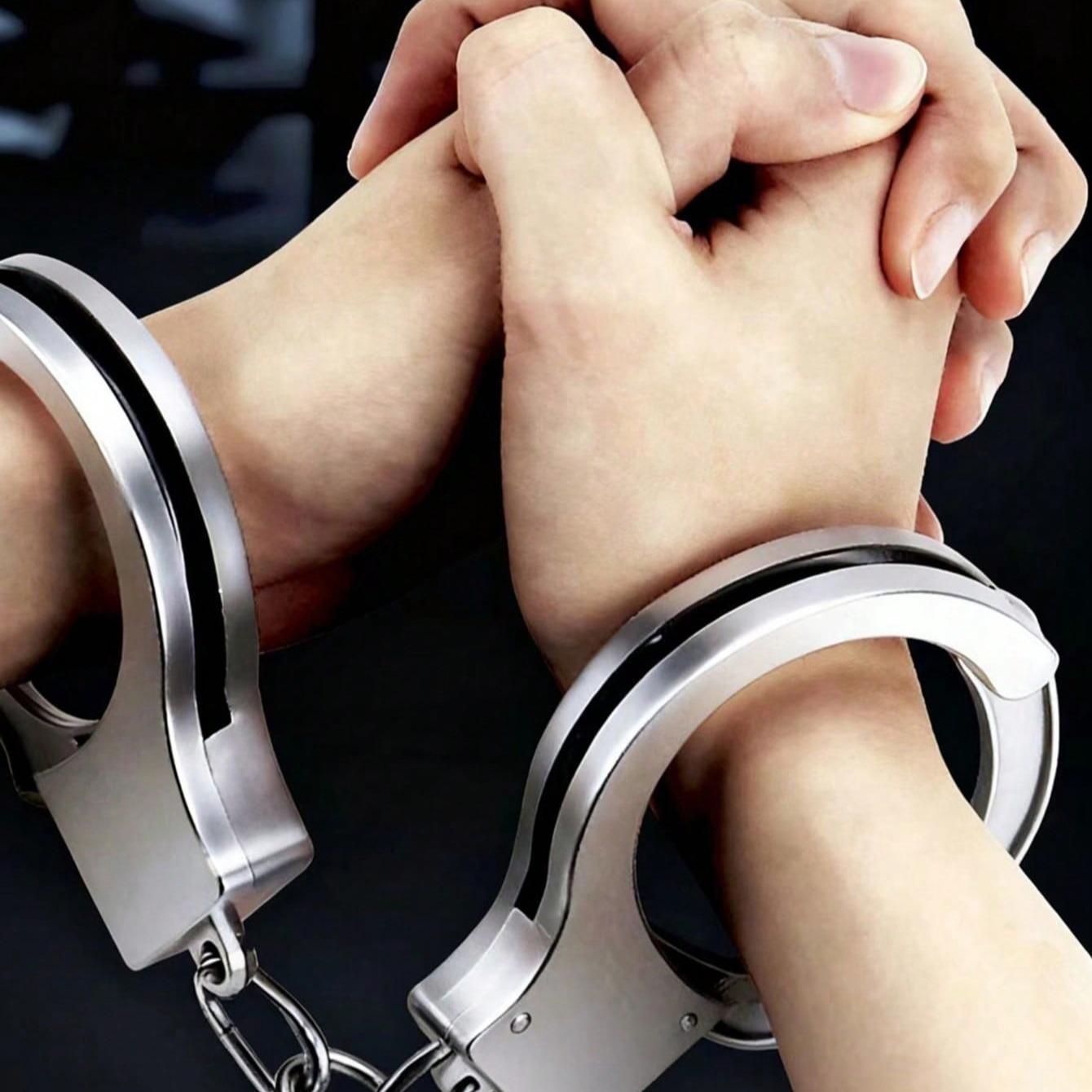 Vintage Silver Plastic Handcuffs, Multi-Functional Sexy Handcuffs, Suitable For Daily Use, Halloween Costumes, Parties, And More, Fun And Durable, Perfect For Role Play And Stage Performances, Costume Accessories, Party Favors, And An Ideal Holiday Gift