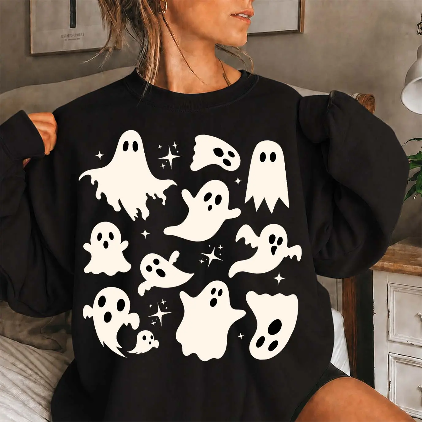 Women’s Halloween Ghost Graphic Sweatshirt, Cute White Ghost Pattern Crewneck Pullover, Cozy Long Sleeve Fall Top, Simple Spooky Season Shirt for Halloween Parties, Trick or Treat Nights, Weekend Wear & Autumn Outfits