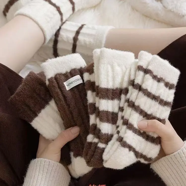 Maillard Australian Fleece Women's Socks, Thickened Fleece-Lined Mid-Calf Socks, Autumn and Winter Sleeping Socks, Cold-Proof Coral Fleece Long Socks for Winter