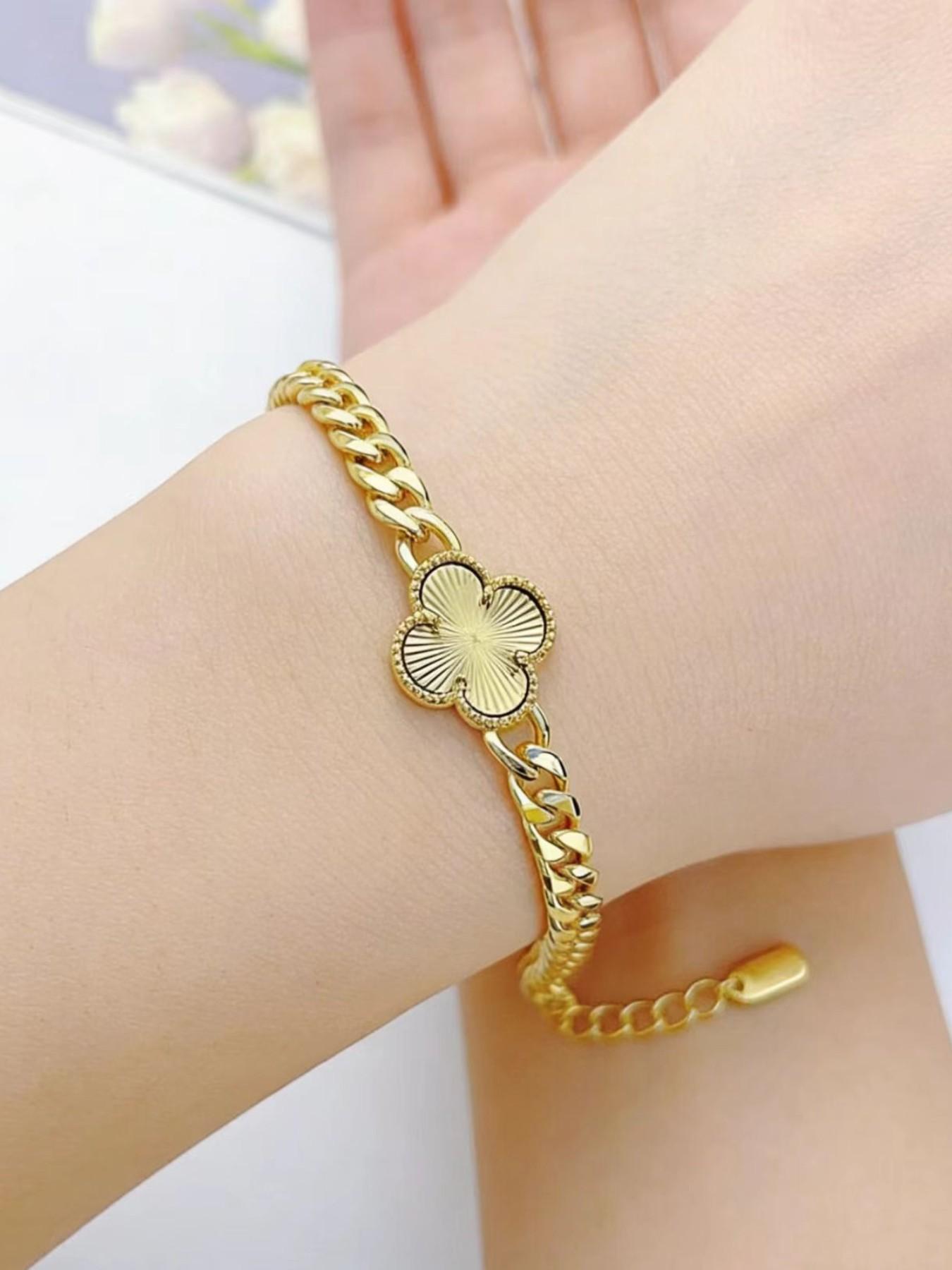 Women's shiny four-leaf clover floral shell 18K gold-plated jewelry bracelet, elegantly designed for daily wear.