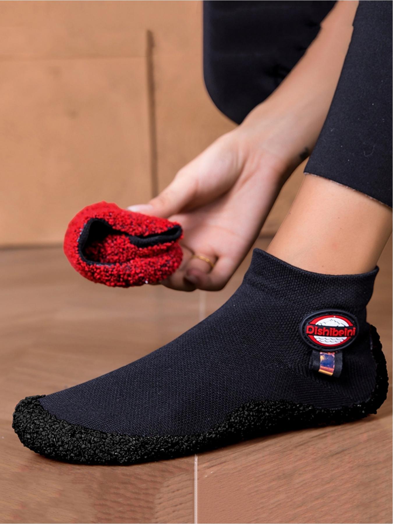 Ladies wear fitness yoga barefoot shoes, with widened toe caps that soft wrap around the foot shape and warm and comfortable lining. They are suitable for indoor home yoga casual wear, fitness training, swimming yoga and other sports scenes