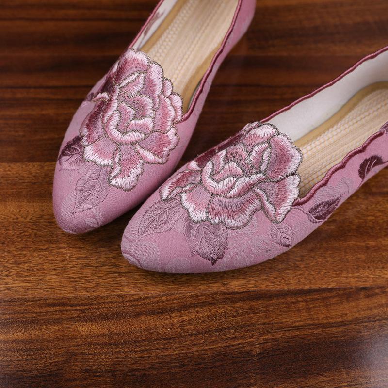 Retro style embroidered shoes, flat shoes, old Beijing new Chinese cloth shoes, rubber soles, soft rubber sewing shoes, women's models