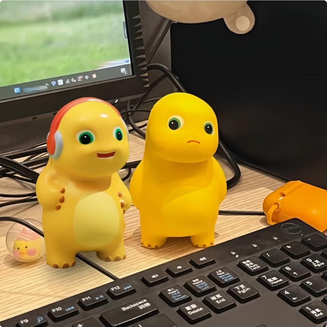 2/4PCS “I Won't Give In” / Headphone Nailong Dragon Squeeze Toy–Stress-Relief Tool, Venting Tool,Internet-Famous Cute and Funny Gift, Tilted-Head Nailong “I Won't Give In” Squeeze Toy – Slow-Rebound Stress-Relief and Venting Tool,Stress-Relief Plush