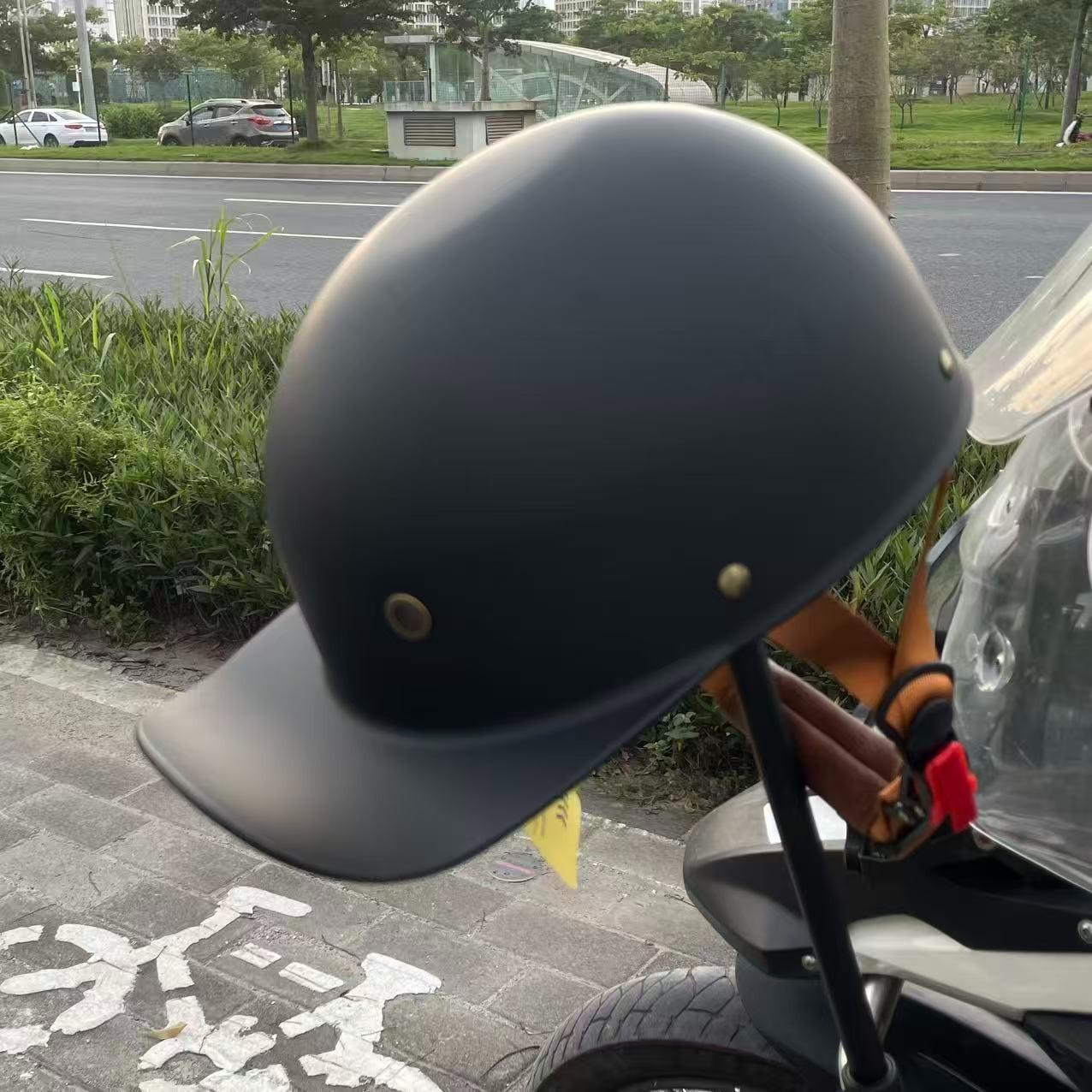 1 Vintage Style Half Helmet Unisex Lightweight, Adjustable Strap, Ventilation System and Impact-Resistant Design, Suitable for Men and Women, Motorcycle, Skateboarding, BMX Bicycling, Fashionable Design, Comfortable Fit and Easy-to-Clean Surface