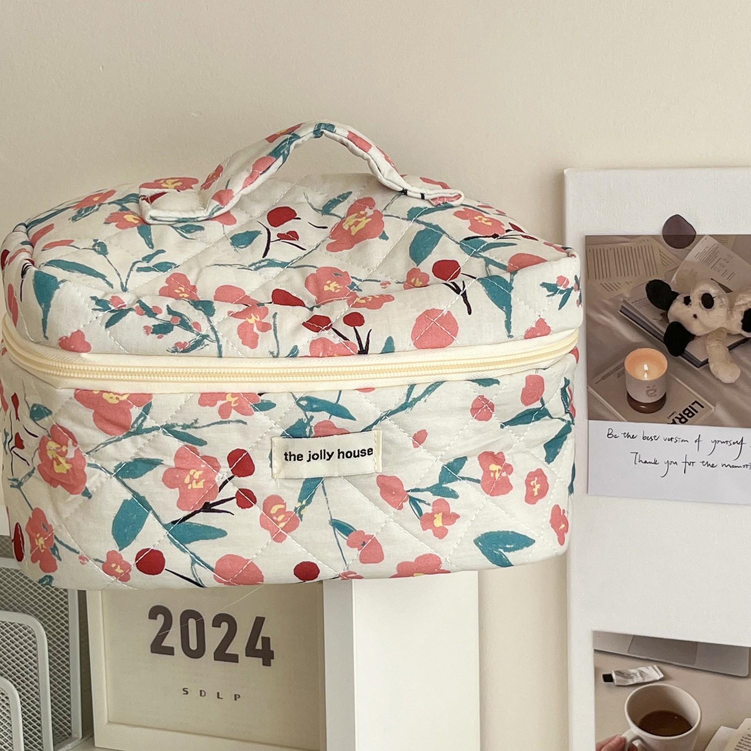 3/1 Pcs Quilted Travel Makeup Bag, Large Capacity Fluffy Cosmetic Bag, Washable Floral Pattern, Portable, Ideal for Women/girls Travel Gifts