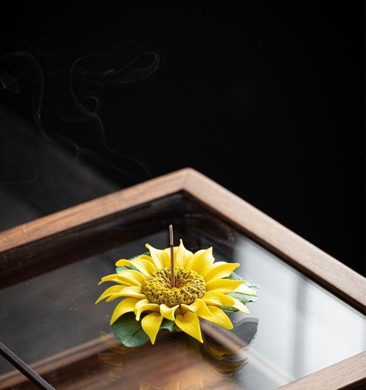 Wholesale handcrafted sunflower ceramic incense holders, sunflower incense stick holders, aromatherapy ceramic ornaments.