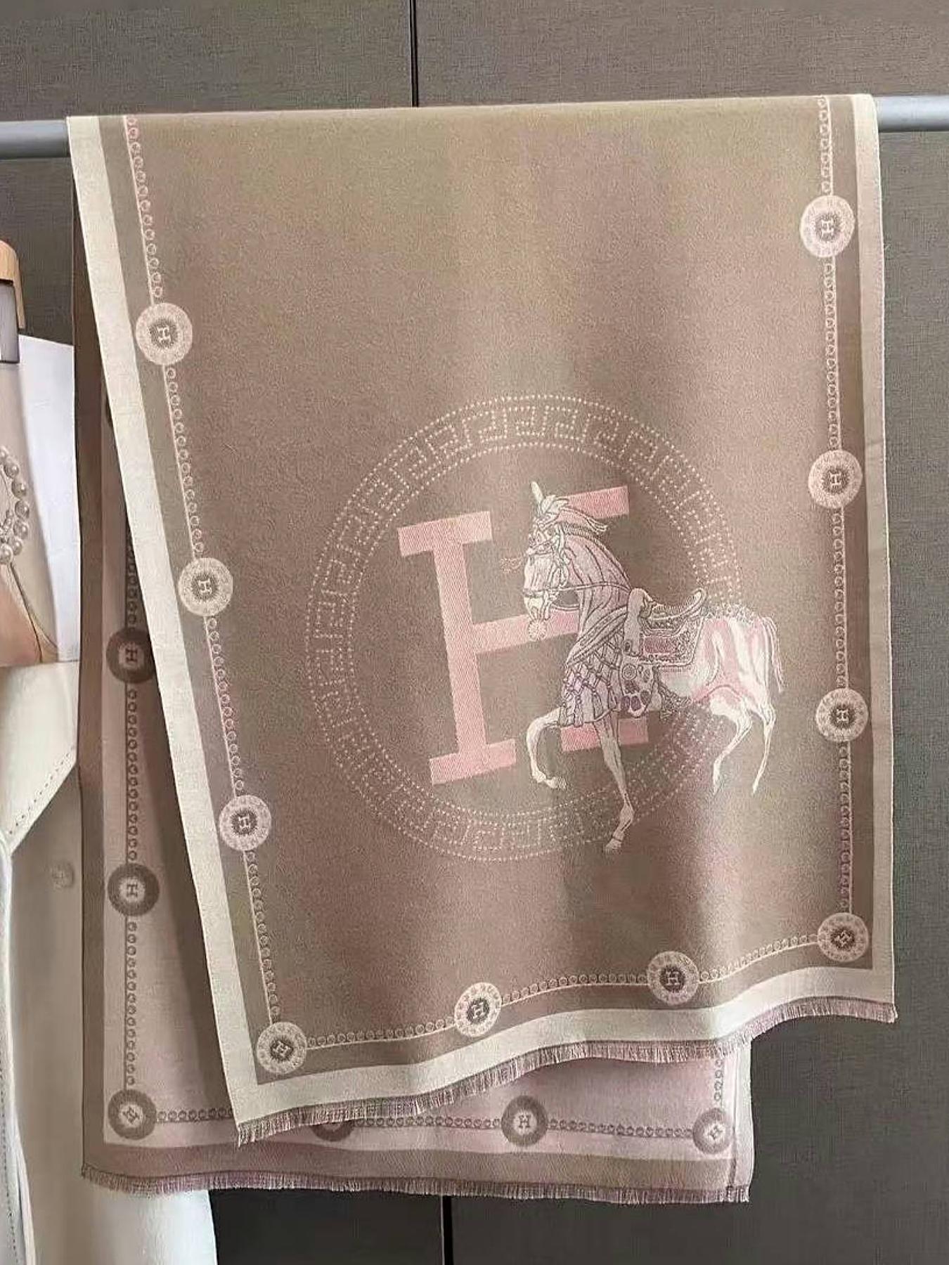 Women's Vintage High-End Plaid Jacquard Knit Scarf, Elegant Fall & Winter Accessory, Warm Anti-Cold Shawl for Daily Wear