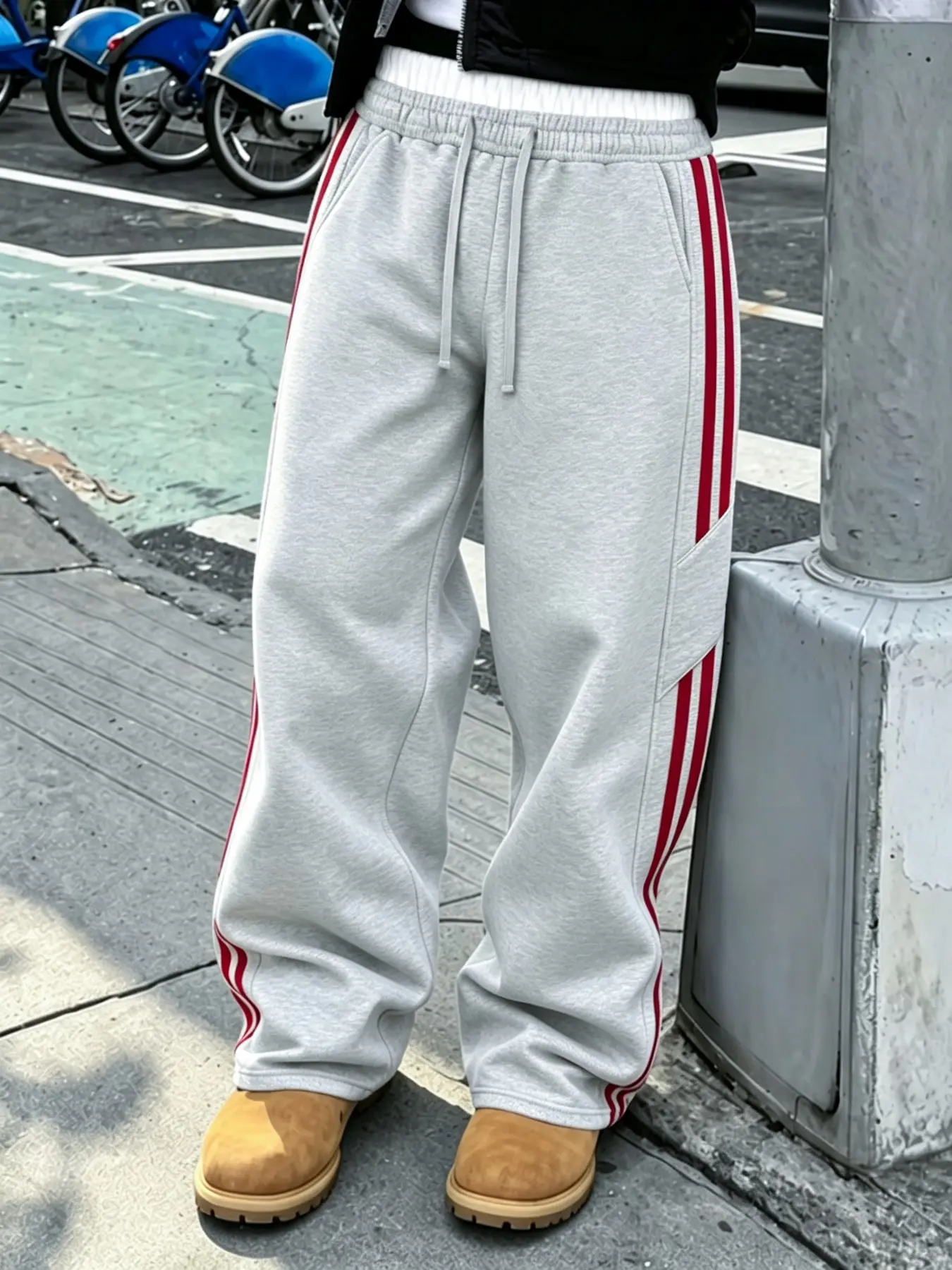 These men's athletic pants feature a comfortable, relaxed fit, with design details including a double-layer waistband with a casual drawstring, side pockets, and a straight-leg cut. They are machine-washable and suitable for wear in a work setting.