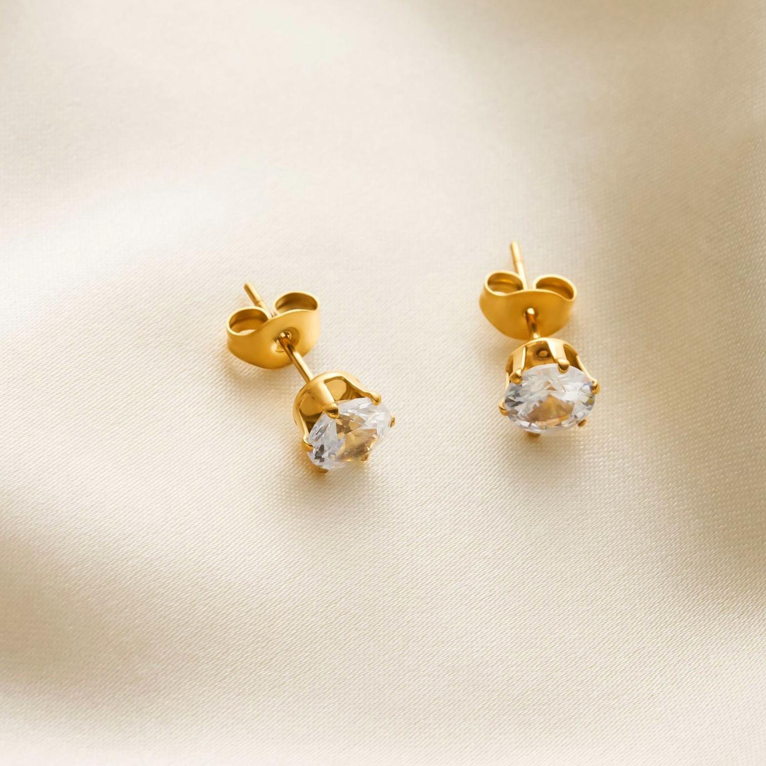 A new six claw diamond pendant necklace, with a high-end and niche light luxury style. The six claw diamond pendant features exquisite and sparkling details, and the long collarbone chain design is suitable for summer jewelry scenes. Suitable for women's