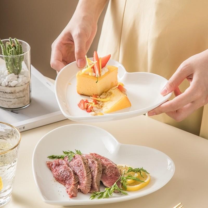 4-Piece Heart-Shaped Ceramic Plates Set, Stackable Dessert Salad Fruit Snack Chips Sandwich Cheese Biscuit Serving Dishes, Oven Microwave Dishwasher Safe, Modern Ceramic Dinnerware