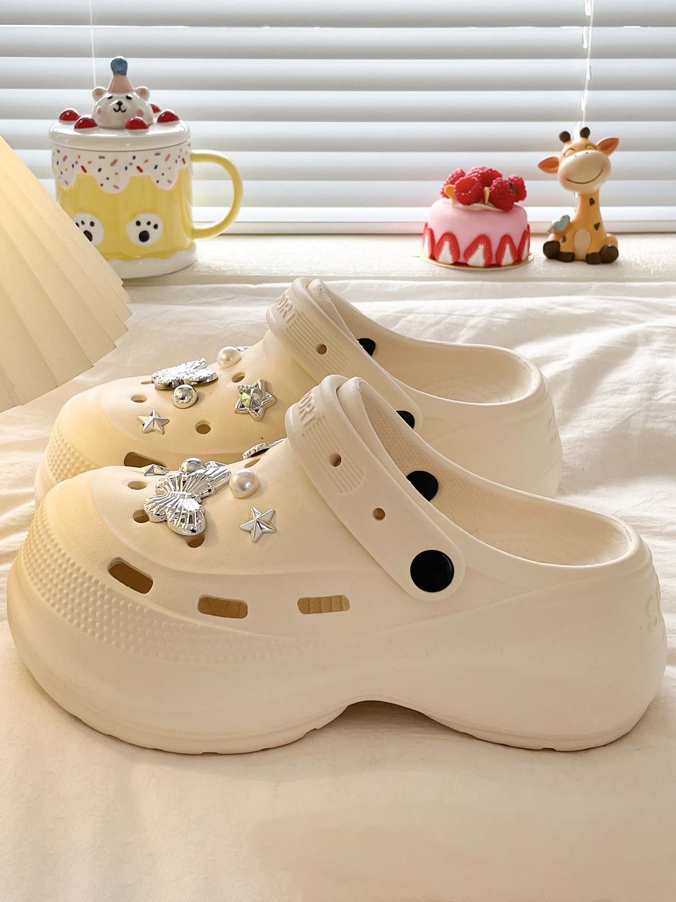 2026 New Fashion Versatile Holey Shoes for Women, Eva Comfortable Breathable Thick Sole, Simple Casual Beach Sandals, Outdoor Garden Shoes, Slipper, Slippers Shoes