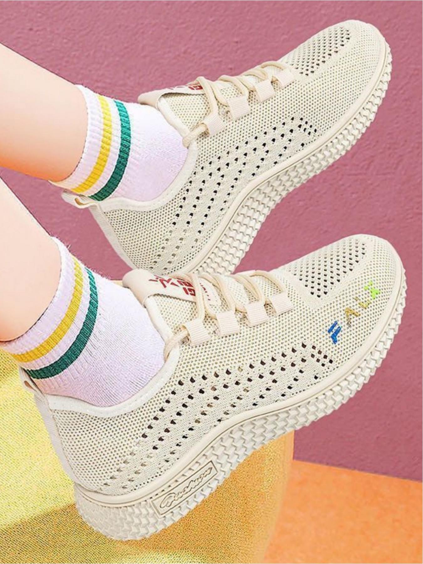 Ladies' casual sports shoes, made of lightweight and comfortable material, with a thick sole pattern for stable grip, and a heel loop design for easy on and off. Ideal for daily commuting and light sports wear