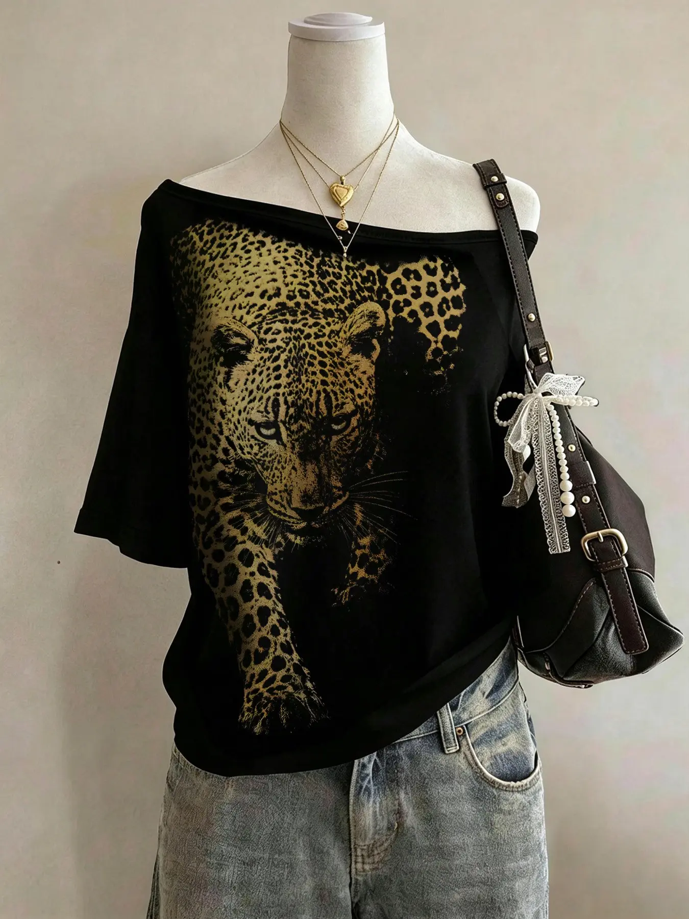 Women's off-shoulder leopard print short-sleeved T-shirt, loose-fitting top with tiger print, perfect for everyday street style.