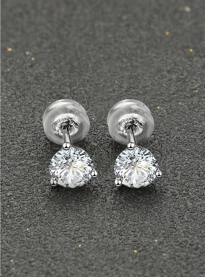 [Freeze-frame] Stud earrings made of S925 silver with Synthetic moissanite, featuring a simple design,plated with 18K gold and are resistant to corrosion and discoloration.