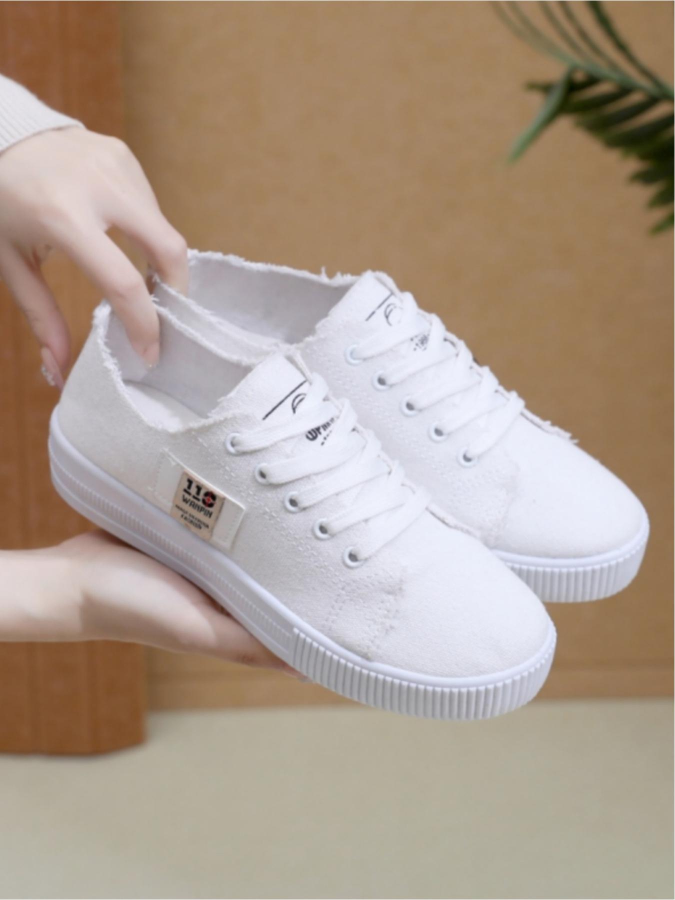 Ladies' casual canvas shoes, made of soft and skin friendly canvas material, with a thick white sole that is lightweight and resilient. Available in multiple colors, this simple and versatile style is ideal for daily commuting and campus wear