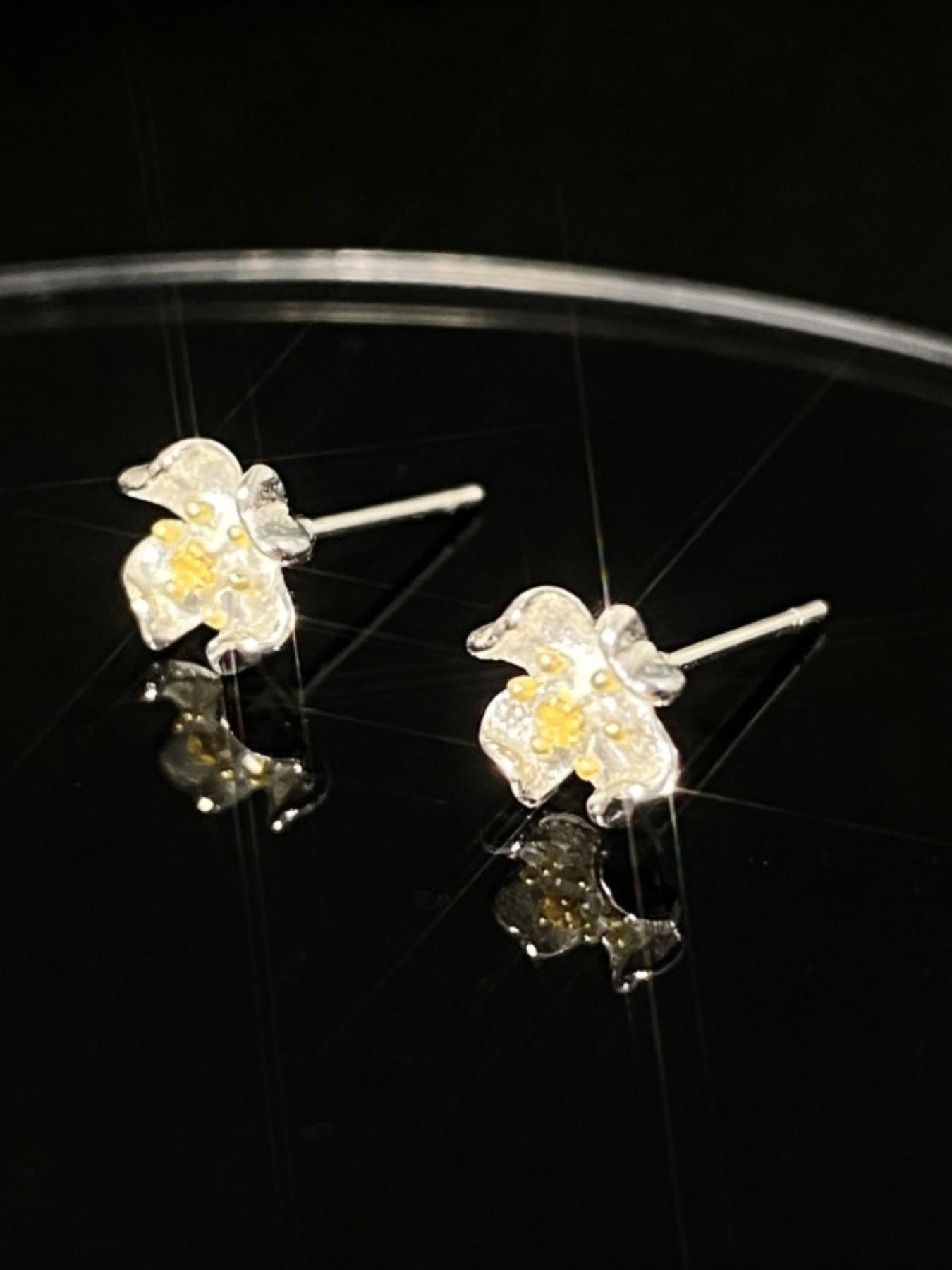 1 pair of fashionable and luxurious delicate four leaf clover earrings, ladies' sweet and fresh flower earrings, suitable for daily party wear