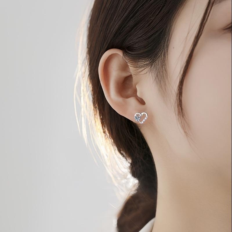 1 Pair of Women'S Silvery Heart-Shaped Earrings, Copper Inlaid with Synthetic Zirconia, Fashionable, Luxurious, And Noble, Suitable for Female Friends' Celebrations, Parties, And Banquets, Valentine'S Day/Christmas/New Year Party Gifts