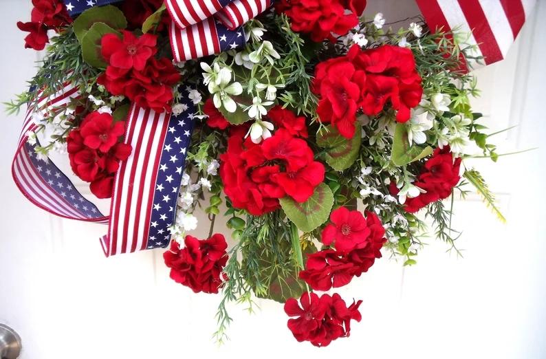Patriotic Flower Wreath, 18-Inch Independence Day Wreath with American Flag, Front Door Decoration, Perfect for Celebrations, Party Decoration