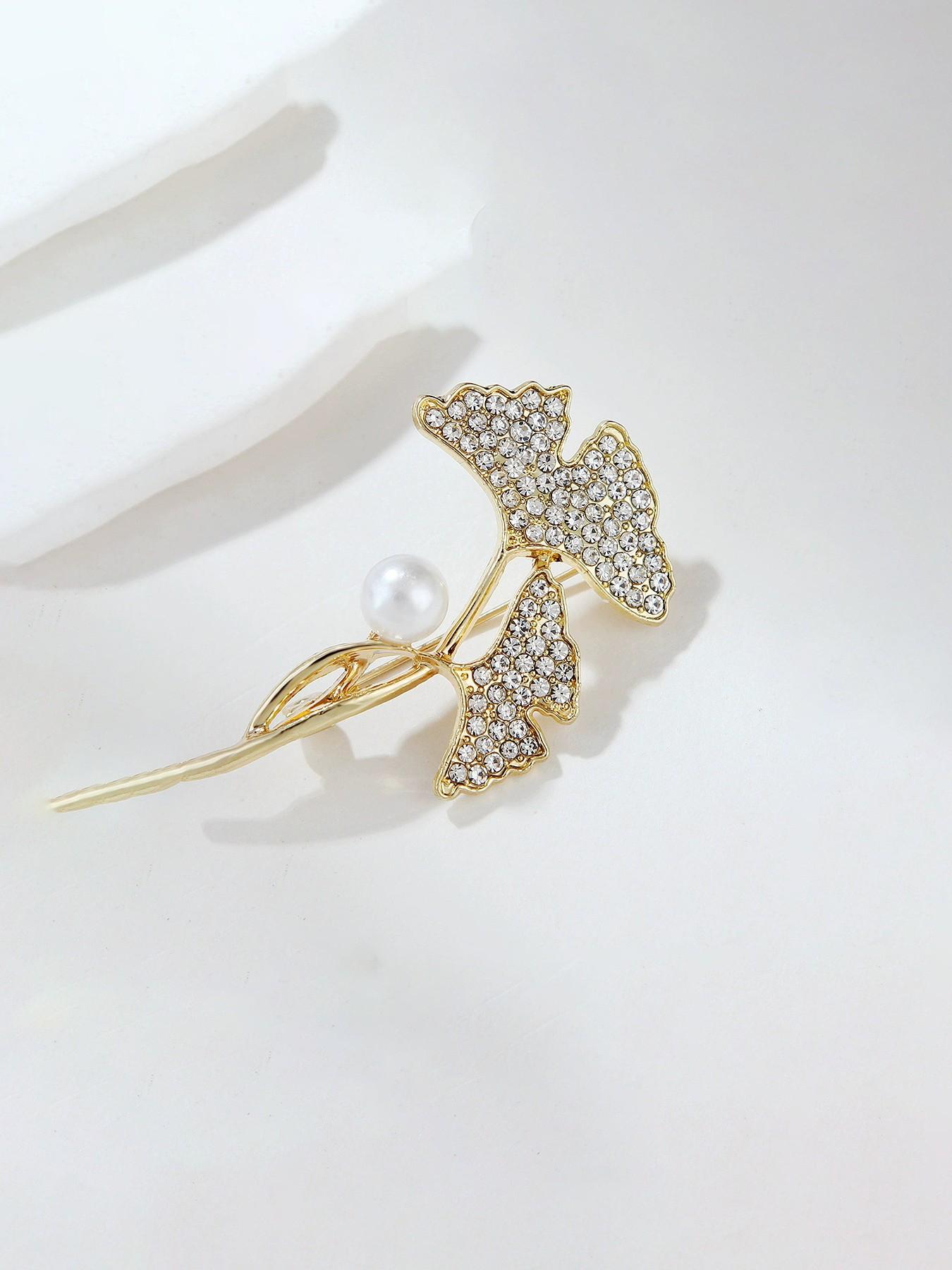 Ginkgo Leaf Brooch, Unisex Fashion Accessory, Elegant Clothing Pin, Perfect for All Seasons, Ideal Gift for Men and Women