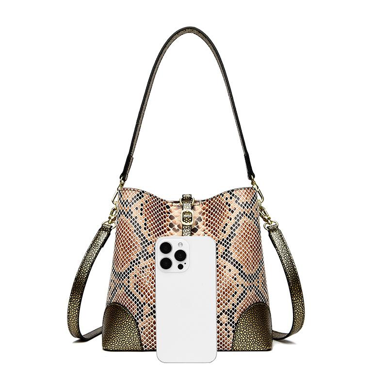 Fashionable women's snake patterned handbag - gradient adjustable shoulder strap, multiple zipper compartments and gold hardware, large capacity crossbody bag, suitable for birthday gifts and daily commuting.