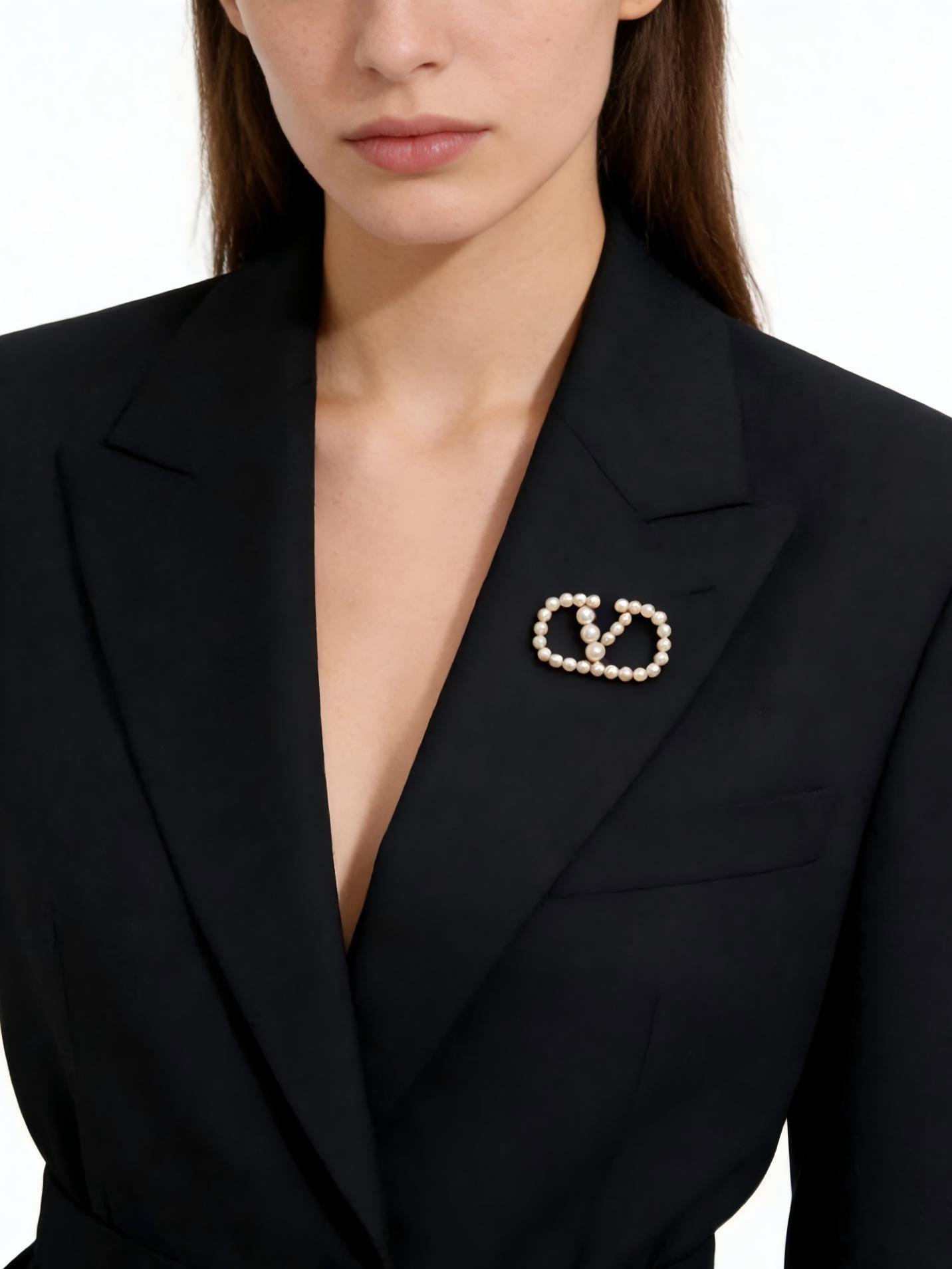 Women's Lapel Pin, European Style Graphic Large Coat Decoration, Lightweight Luxury Small Fragrance Brooch, Western Accessory, Unique Aesthetic