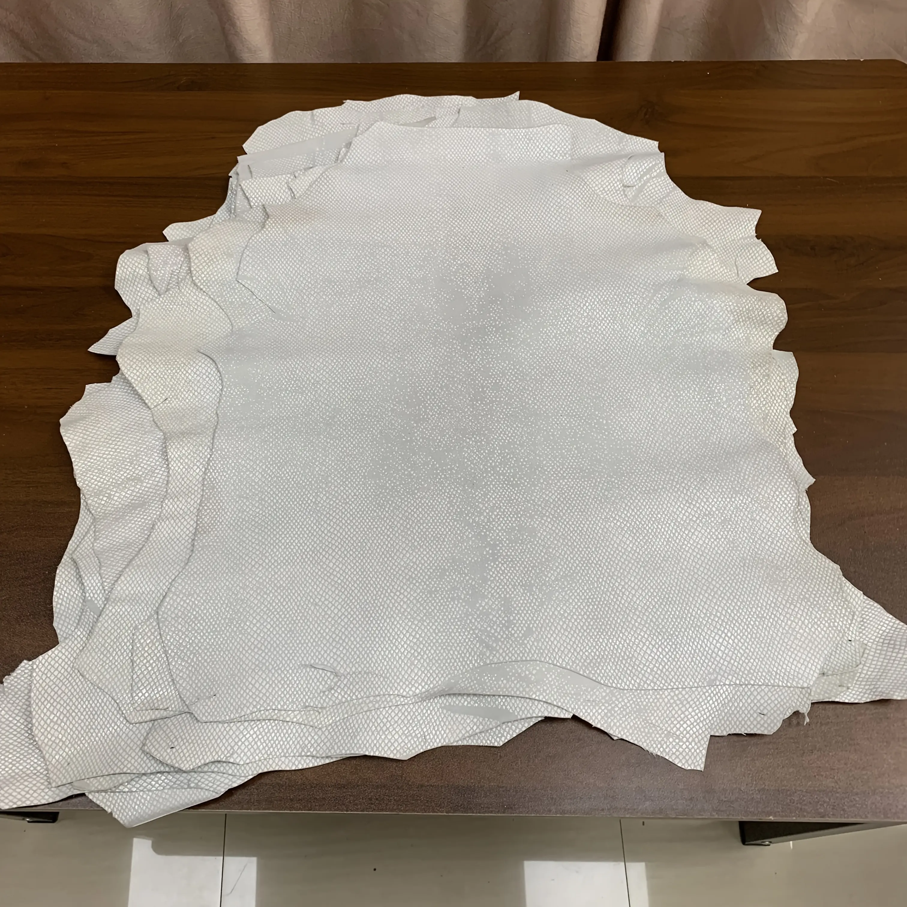 Ice blue snake skin vegetable tanned sheep leather, vegetable tanned clear leather surface, smooth and flawless leather surface 1.0 mm thick, single sheet 3-4 square feet, general raw material for handmade leather goods and bag accessories