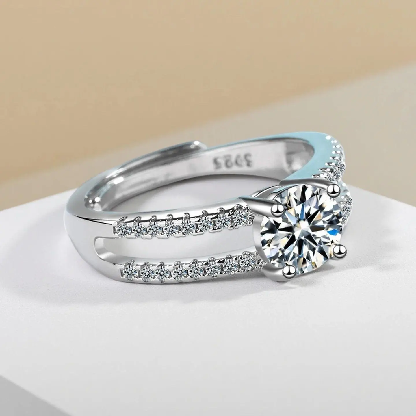 925 Sterling Silver Zircon Stones Adjustable Engagement Ring for Women, Elegant Wedding Jewelry, Ideal Gift Accessory R399