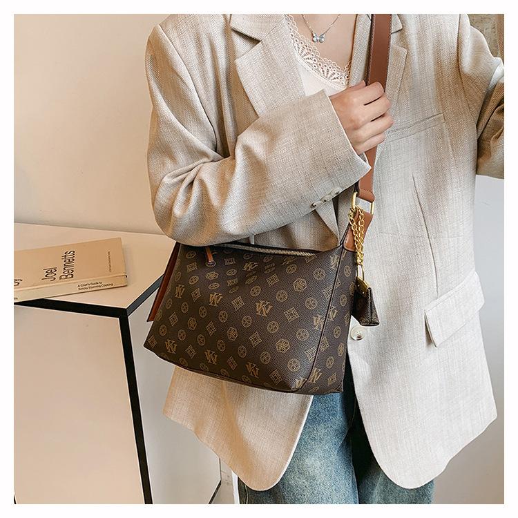 Mia Bag Shop hoboAn elegant ladies' hobo bag. It's a high - quality handbag and single - shoulder bag suitable for both work and leisure, exuding a sense of fashion Length 30, width 11 and height 20. The shoulder strap can be up to 140cm in length.