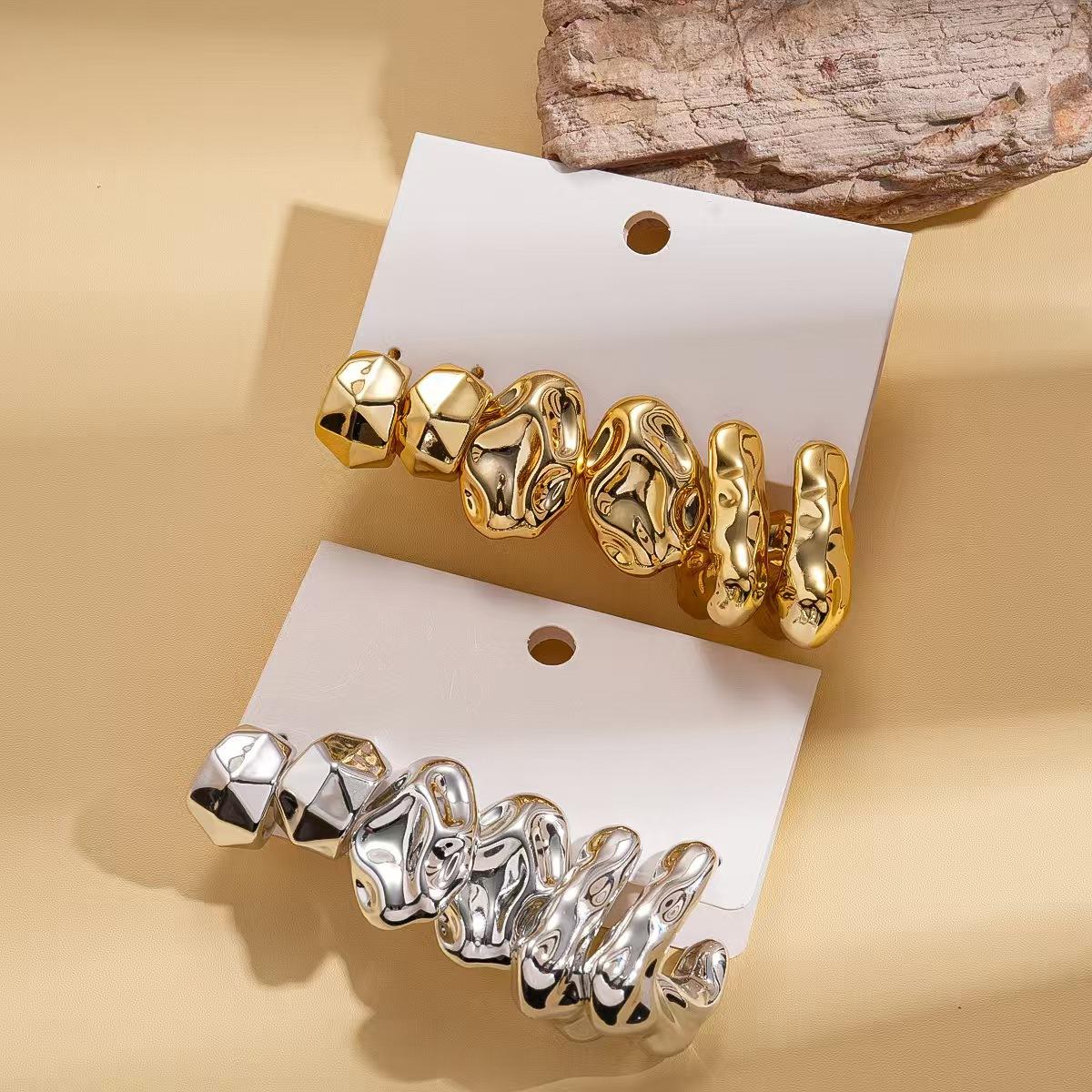 Gold-colored European and American minimalist geometric three-dimensional irregular earrings with a unique design, pleated studs, niche high-end earrings