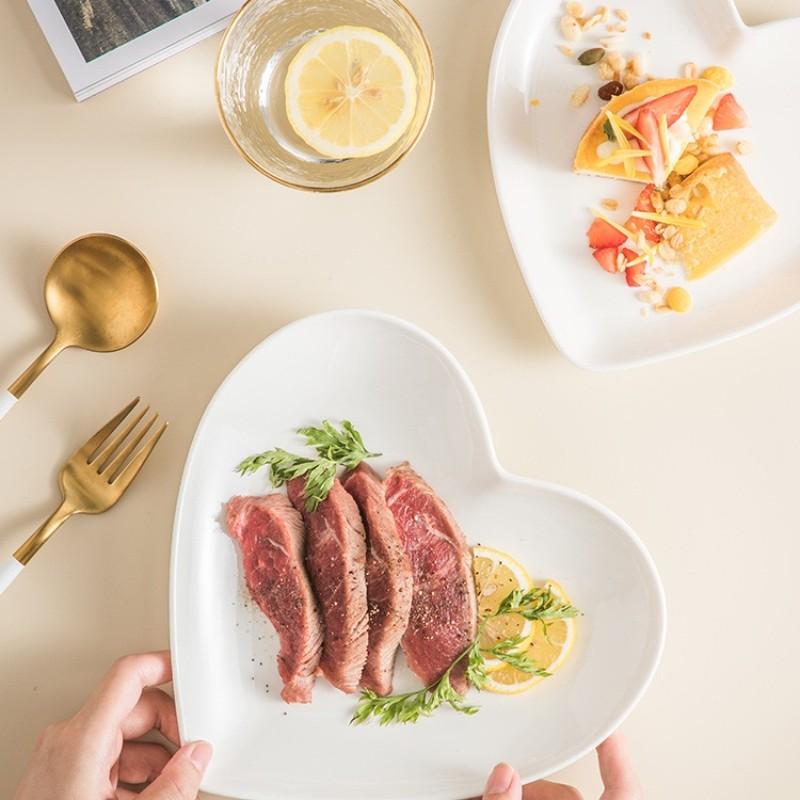 4-Piece Heart-Shaped Ceramic Plates Set, Stackable Dessert Salad Fruit Snack Chips Sandwich Cheese Biscuit Serving Dishes, Oven Microwave Dishwasher Safe, Modern Ceramic Dinnerware