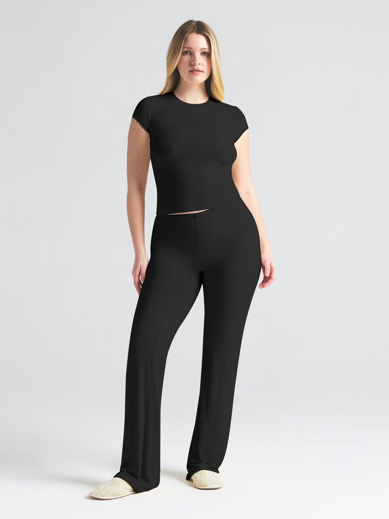 2026 Women's two-piece ribbed knit loungewear set, short-sleeved crop top, high-waisted flared pants, casual matching set, with lace trim on the cuffs