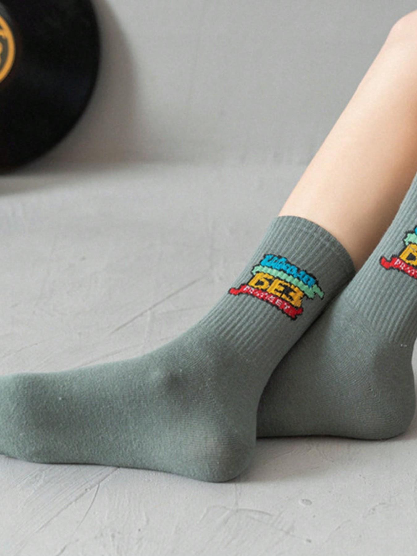 Random 10 Pairs of Trendy Street Fashion Crew Socks, Unisex Versatile Mid-Calf Socks, Casual Style for Men and Women