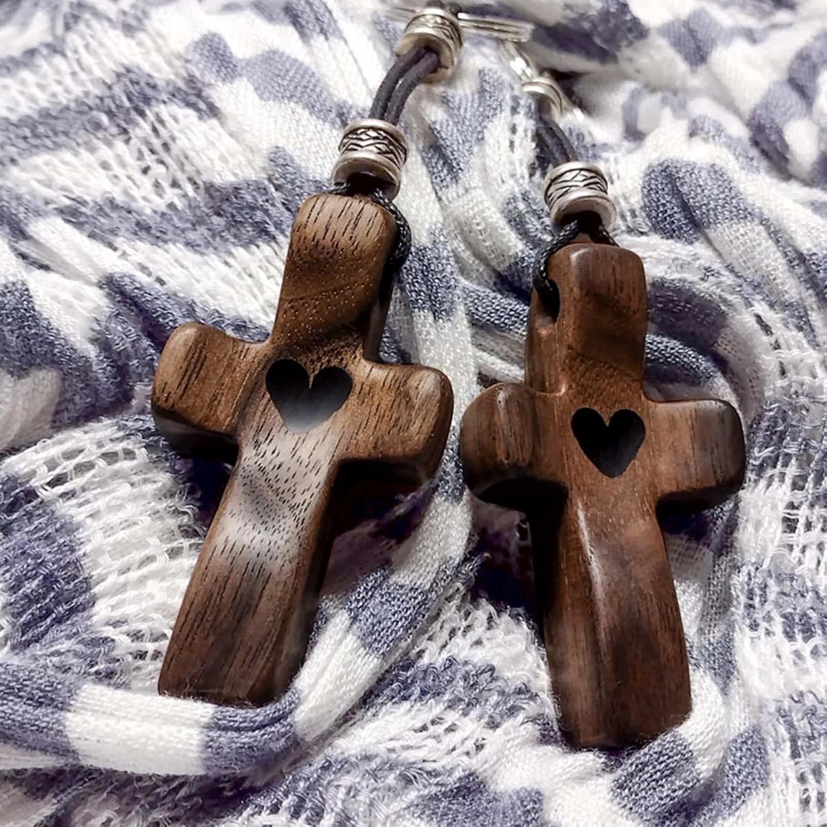 3/6 wooden heart-shaped cross keychains suitable for men and women, with heart-patterned charm key rings, walnut prayer, pocket cross fingertip anxiety relief stress-reducing heart keychain pendant, encouraging gift for loved ones, meaningful gift for her