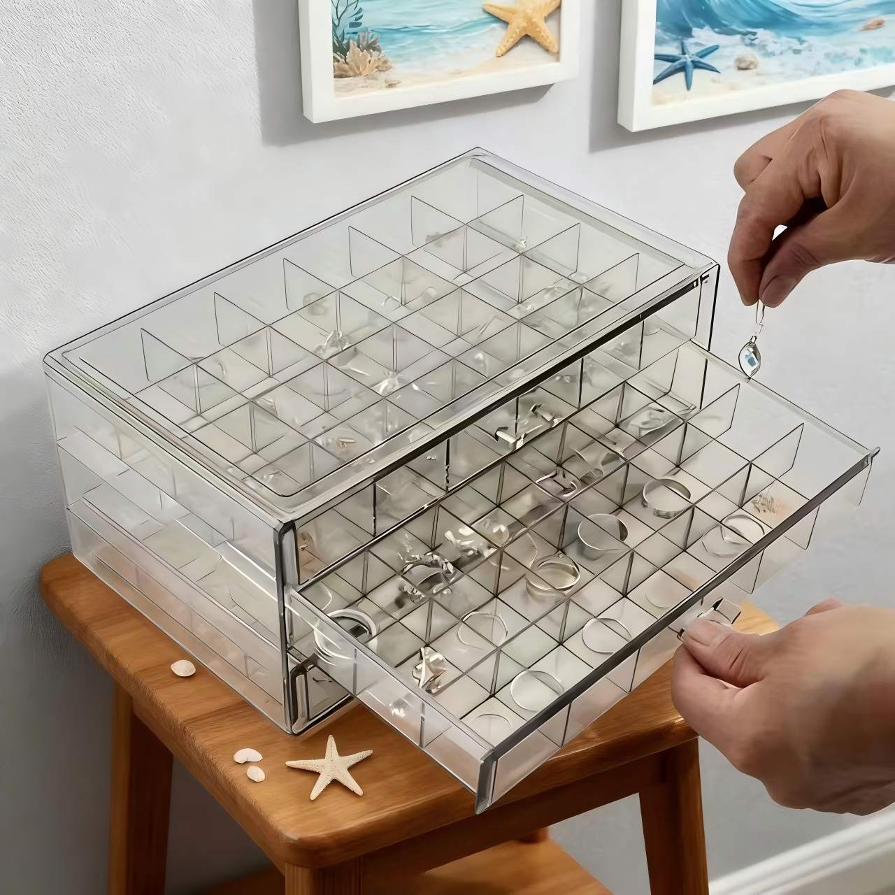 Desktop jewelry storage box, transparent visible jewelry box, suitable for placing on dressers, in bedrooms, dormitories, offices and other places, capable of holding small jewelry