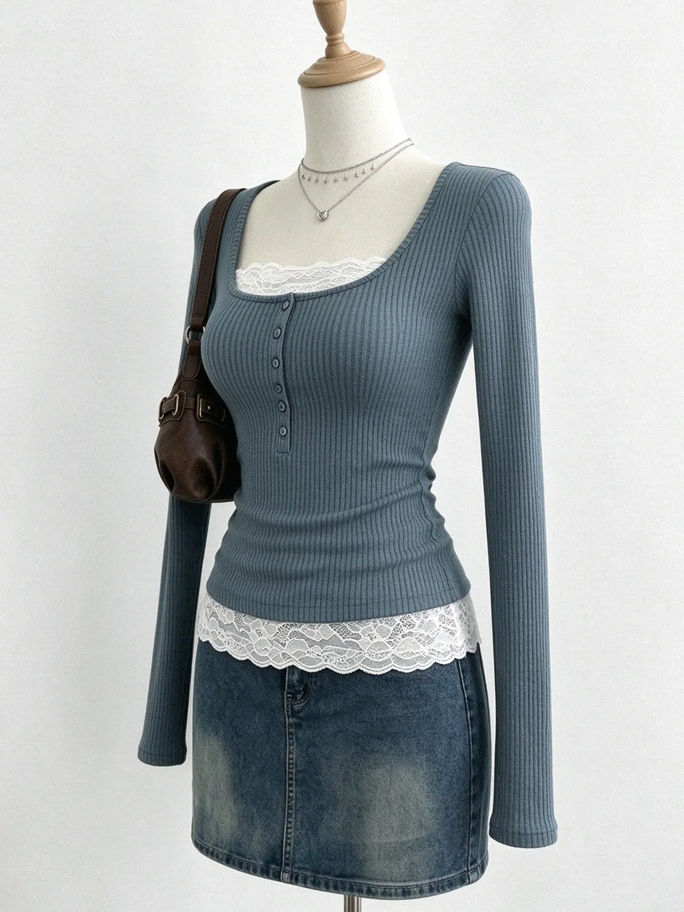A fashionable women's autumn and winter long sleeved shirt with a big U-neck and T-sleeves, featuring a sexy and gentle retro style. The lace patchwork design is suitable for casual outings, home and outdoor wear, commuting to work, and campus wear.