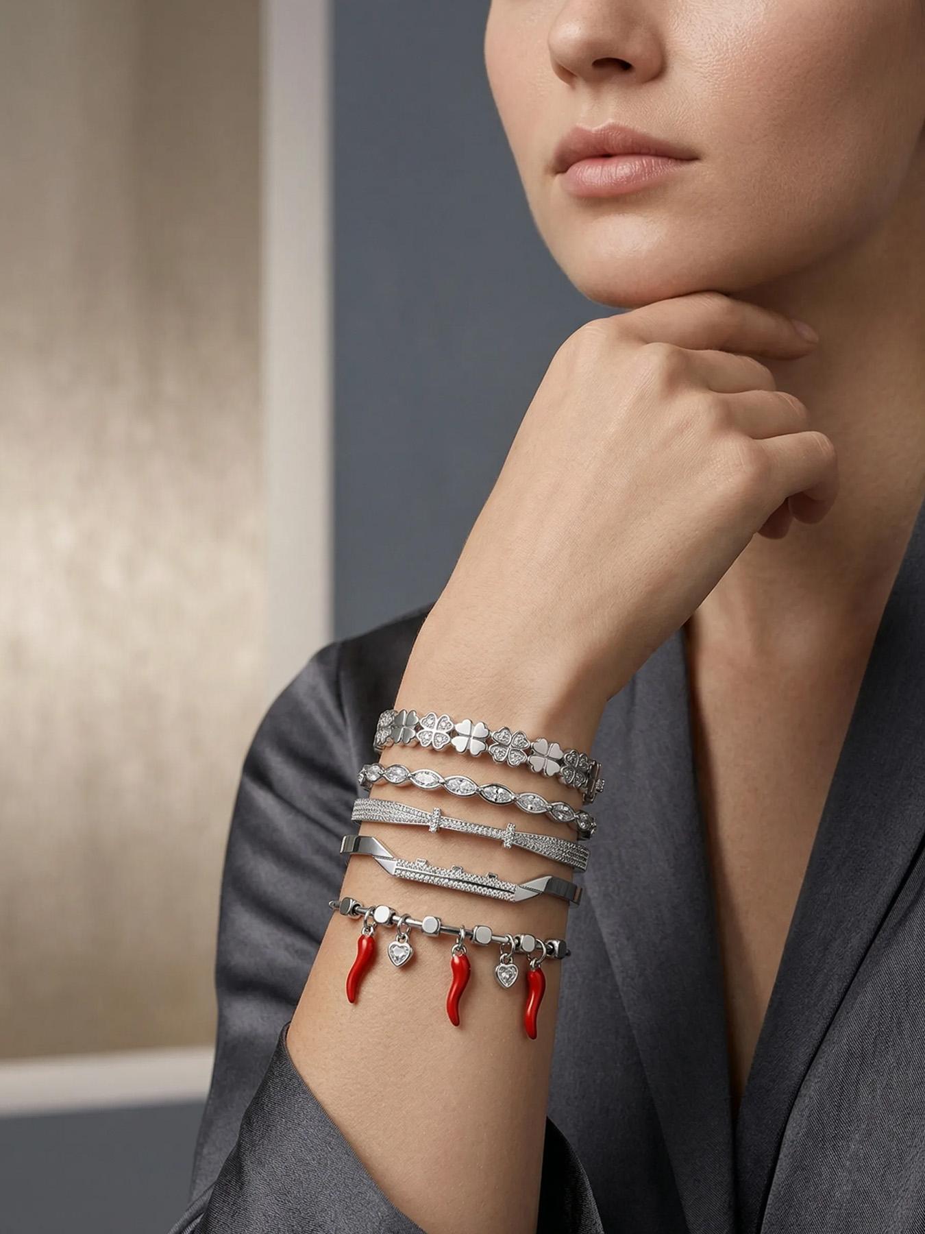 Gold plated five piece bracelet gift box set, cute red strawberries and chili peppers, durable and non fading, stylish and atmospheric, the first choice for gift giving