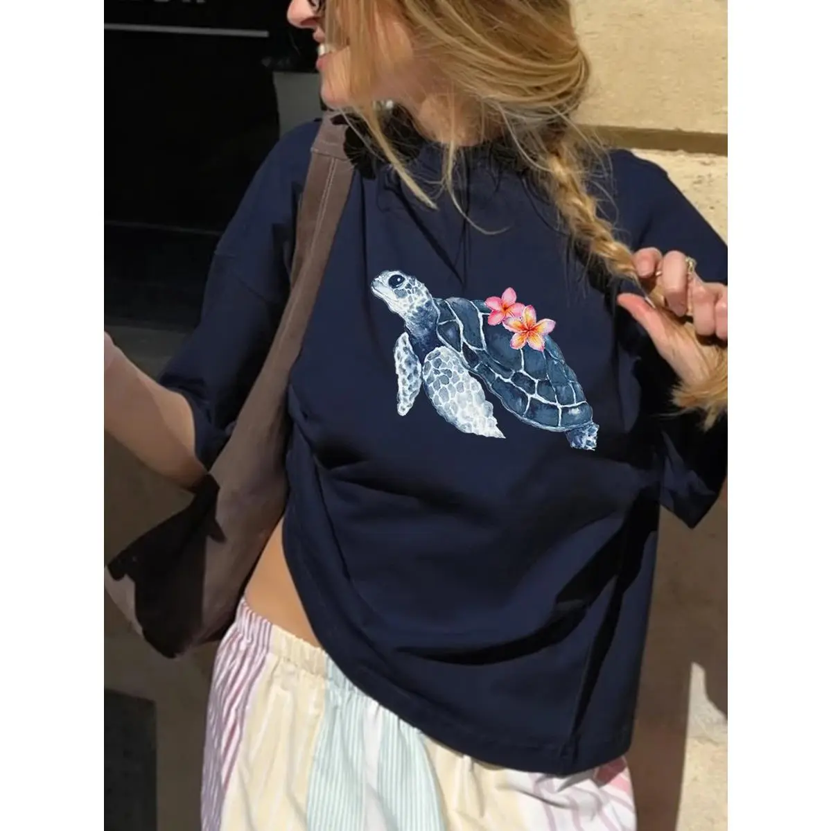 Summer New Minimalist Fashion Ins Sea Turtle Print Casual Round Neck Short Sleeve T-Shirt, Versatile Stylish Women Top Vacation