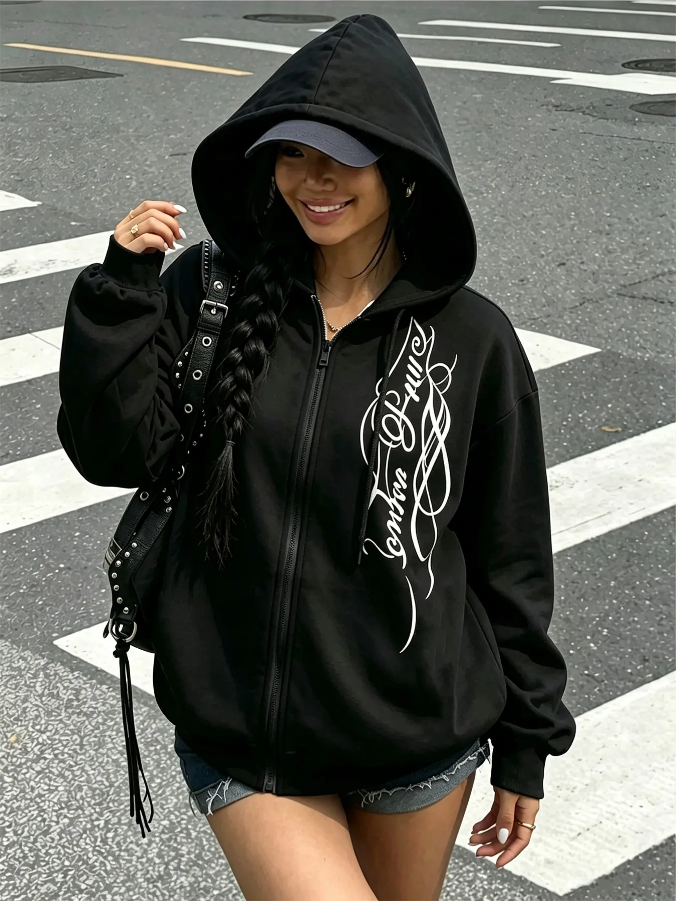 2026 Trending TikTok Y2K Script Letter Print Zip Up Hoodie for Women, Vintage Black Oversized Drawstring Hooded Jacket， Retro Cursive Gothic Aesthetic Streetwear, Drop Shoulder Loose Fit Casual Hoodie Coat,Versatile Letter Graphic Zip Hoodie Jacket
