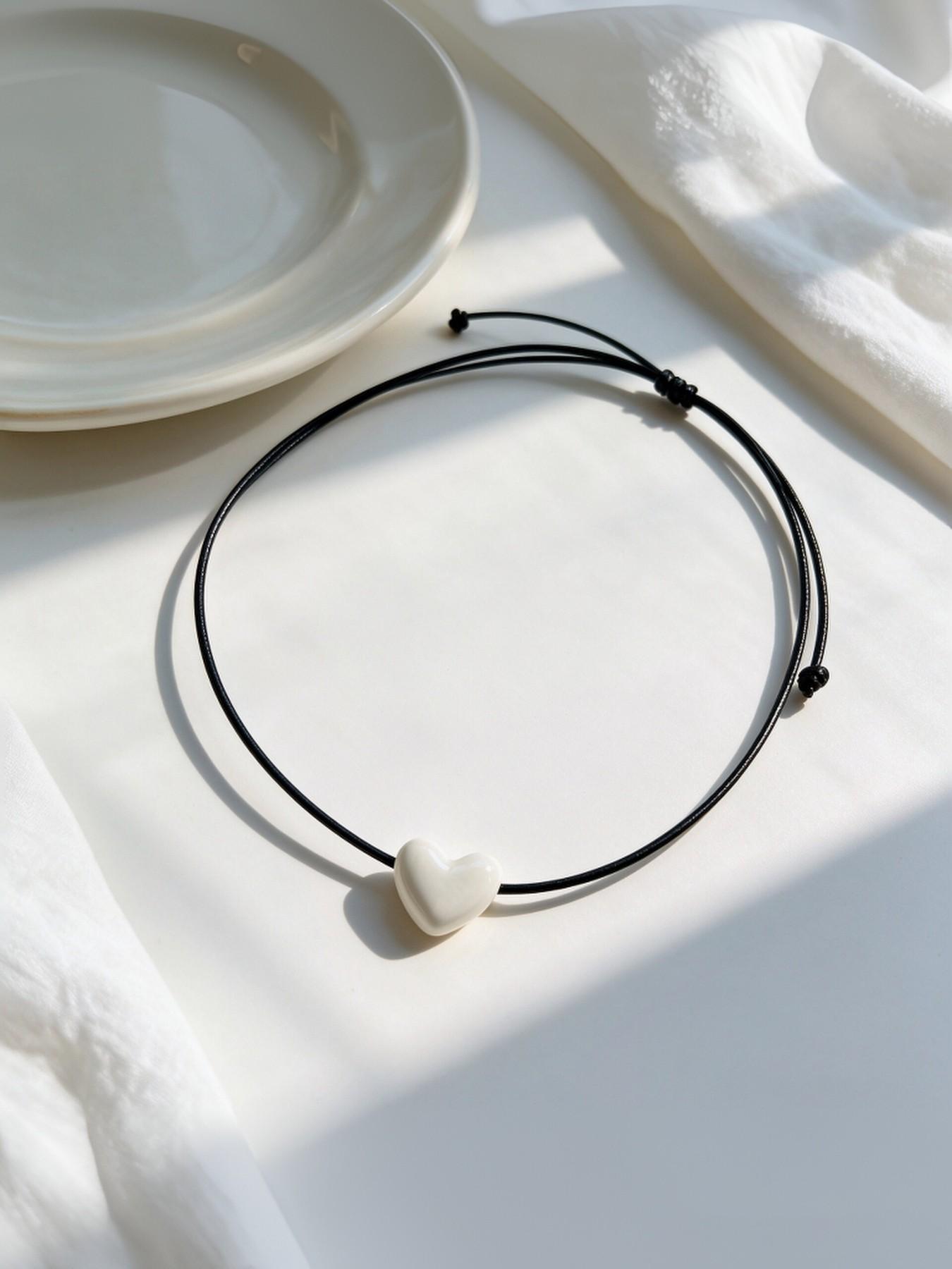 Simple Sweet Ceramic Heart Necklace, Adjustable Collarbone Chain, Unisex Daily Wear Jewelry, Elegant Style for All Seasons