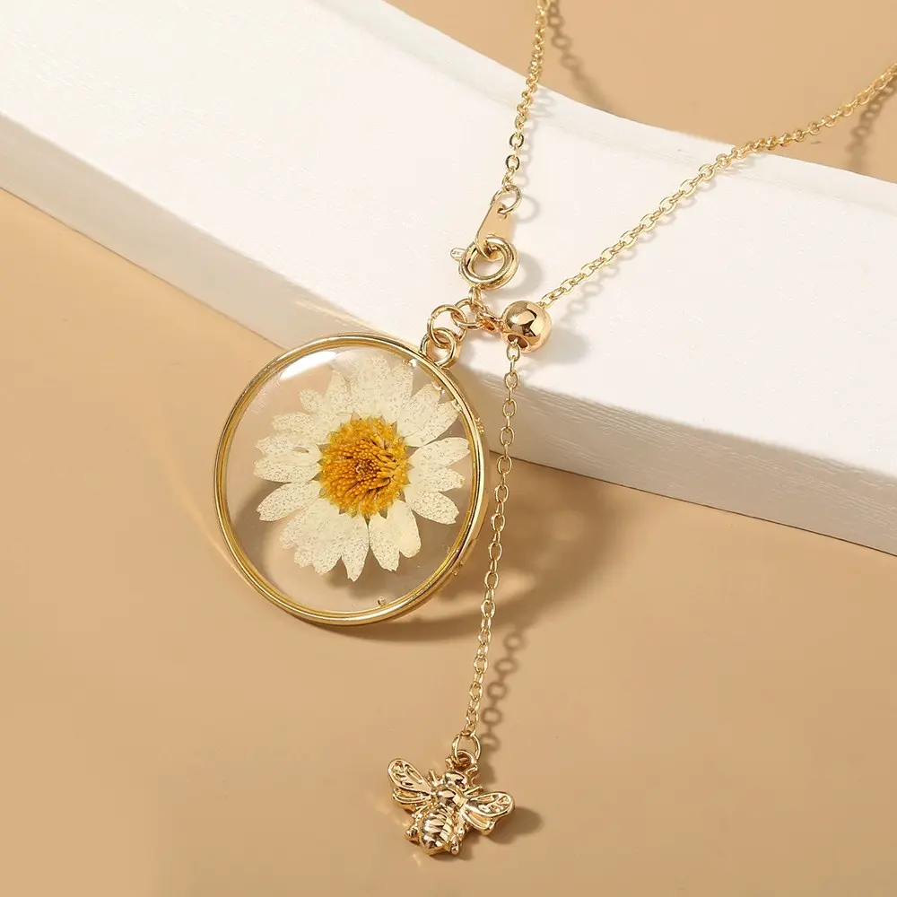 Stylish Women's Real Dried Daisy Necklace – Resin-Encased Pressed Sunflower Glass Pendant with Gold Bee and Tassel Chain; Handmade Cottagecore Jewelry Gift