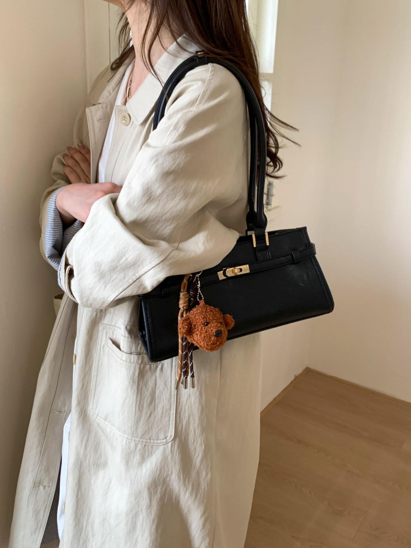 Small niche design solid color casual versatile classic shoulder bag, retro temperament small dog pendant armpit bag, lightweight temperament simple and exquisite handbag, suitable for work, shopping, commuting, daily outings, Pu Leather Bag