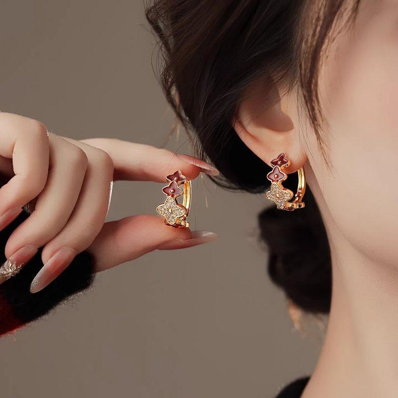 Clover Circle Earrings for Women, Luxury Light Luxury Ear Studs, Unique and Beautiful Ear Cuffs, High-End Fashion Jewelry