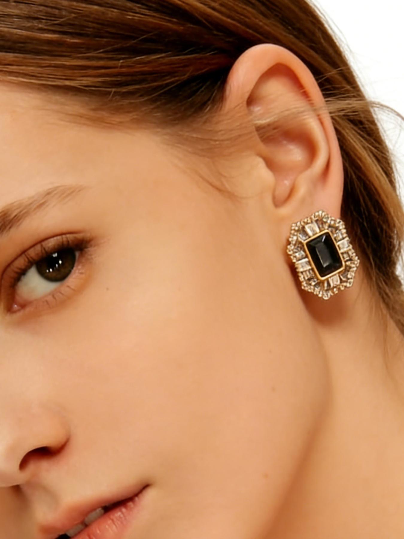 1 pair of retro light luxury black diamond square studded earrings, suitable for daily commuting, vacation and dating, and also a surprising and exquisite small gift.