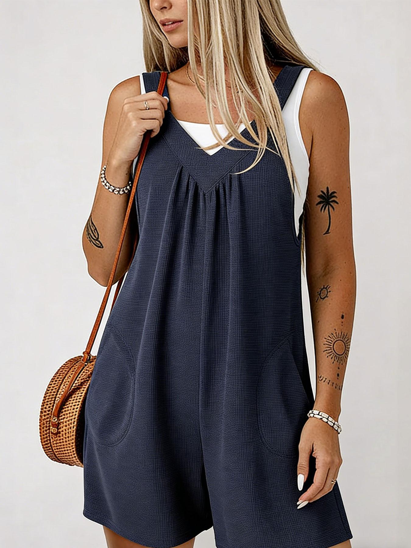 A solid color, sleeveless, waffle-knit, side-pocket, straight-leg, three-quarter-length overalls with straps suitable for summer, suitable for daily commuting, home, dating.