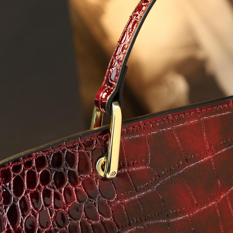 Luxury Wine Crocodile Texture Handbag, High-End Commuter Crossbody Bag, Elegant Mother Bag, Large Capacity Shoulder Bag