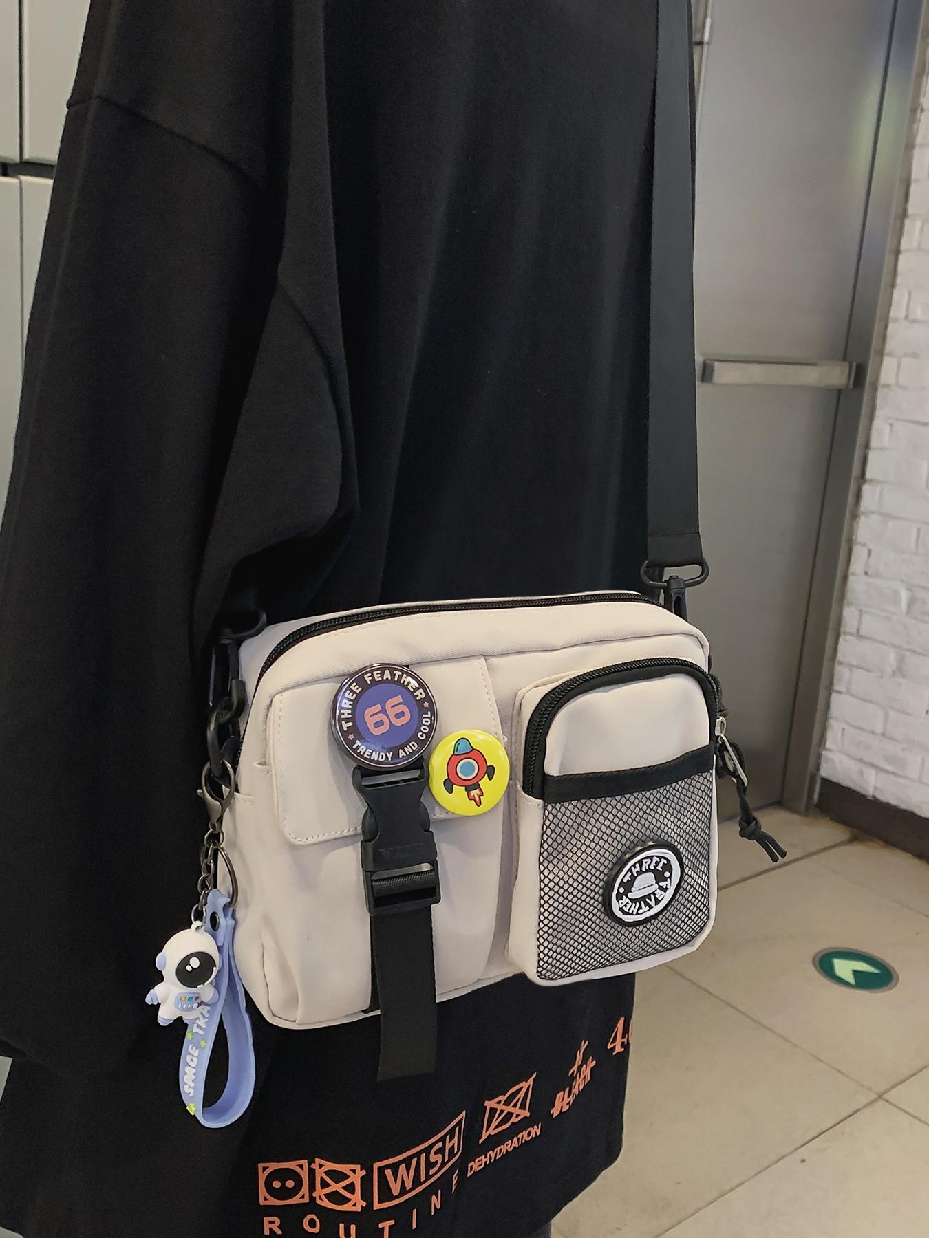 Black fashionable casual simple shoulder bag, practical and atmospheric texture crossbody bag, with badge and alien pendant pendant design, can accommodate mobile phones and keys, suitable for walking and shopping