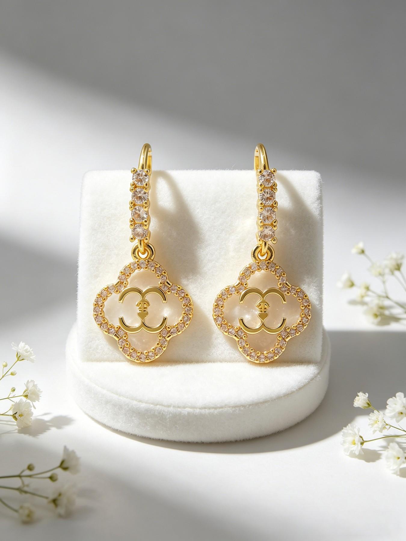 Four-leaf clover drop earrings, zircon four-leaf flower earrings, durable, colorfast, and hypoallergenic material, suitable for women's clothing and versatile accessories