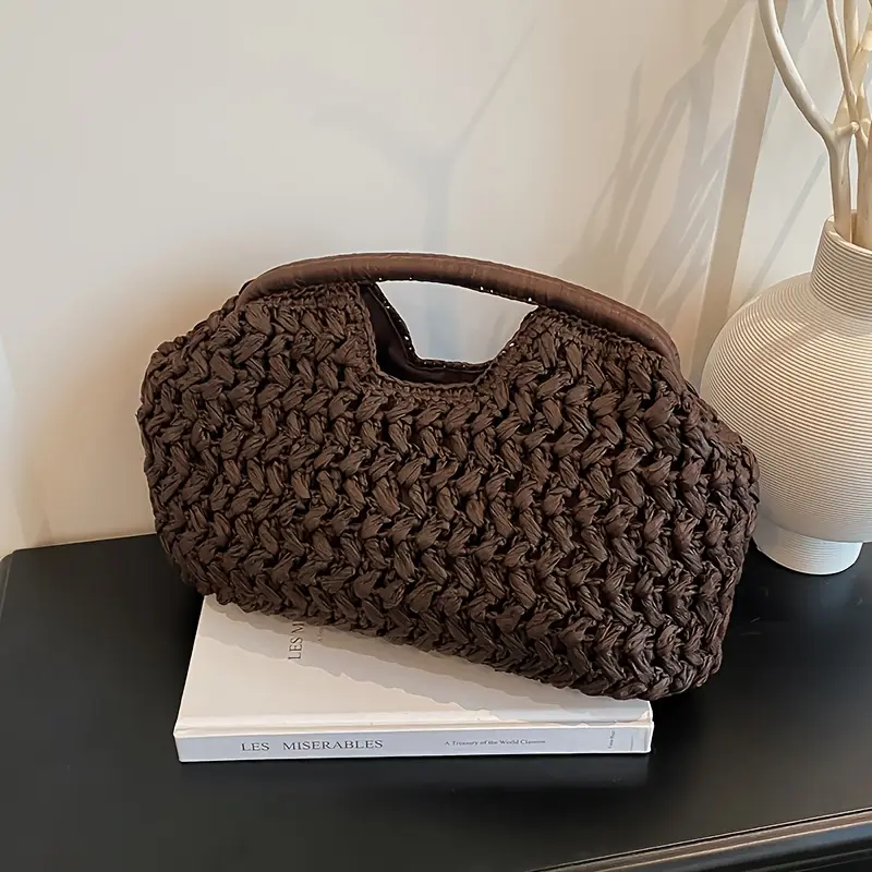 A Woven Summer Beach Handbag for Casual Vacations, Featuring a Unique Braided Design That Can Be Carried by Hand or on the Arm. It Offers Ample Space for Items Like Mobile Phones and Cosmetics, Making It Ideal for Women's Daily Outings