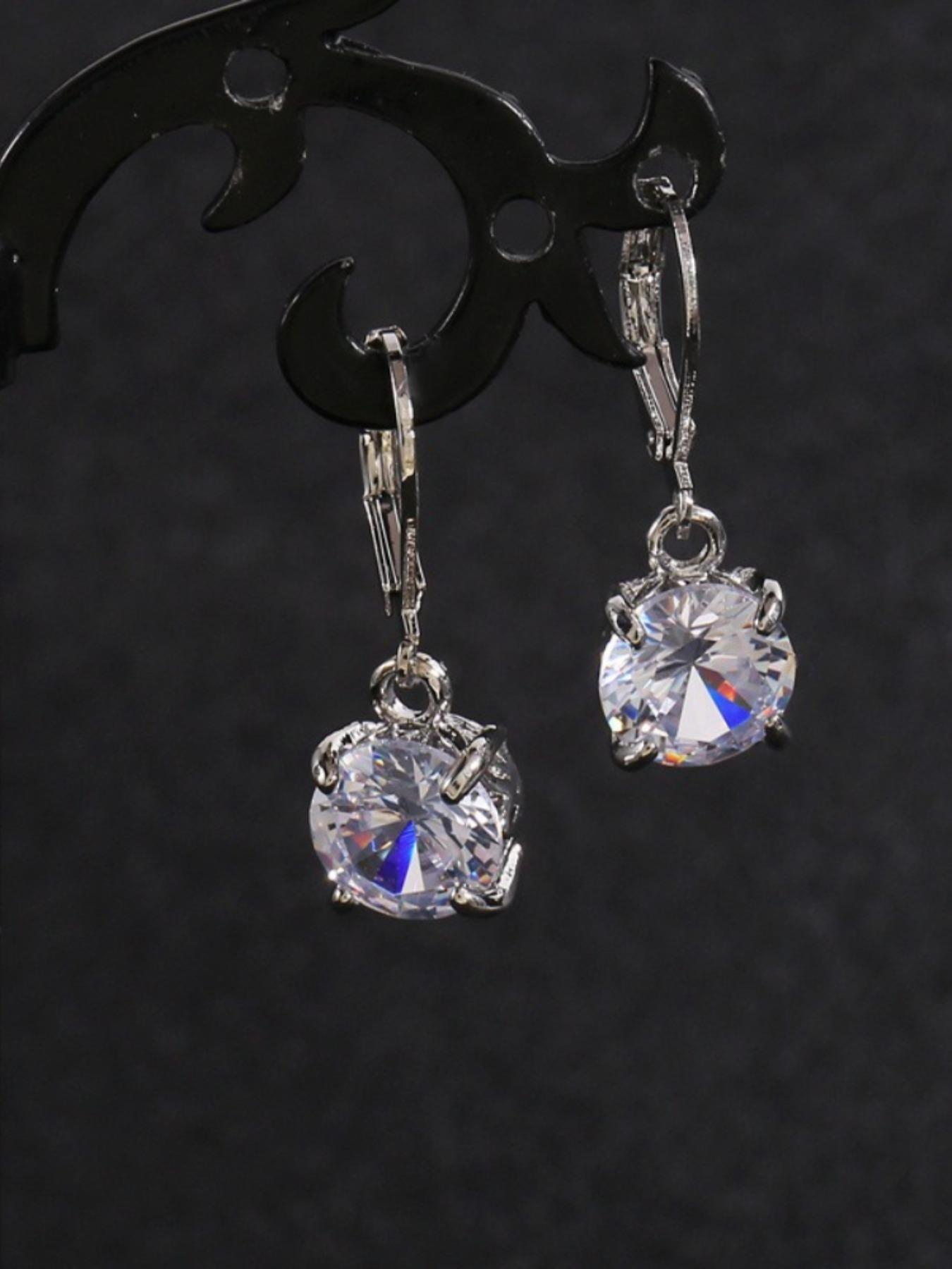 Elegant and fashionable ear buckles for women, exquisite niche light luxury pendant earrings, suitable for daily wear and holiday gifts