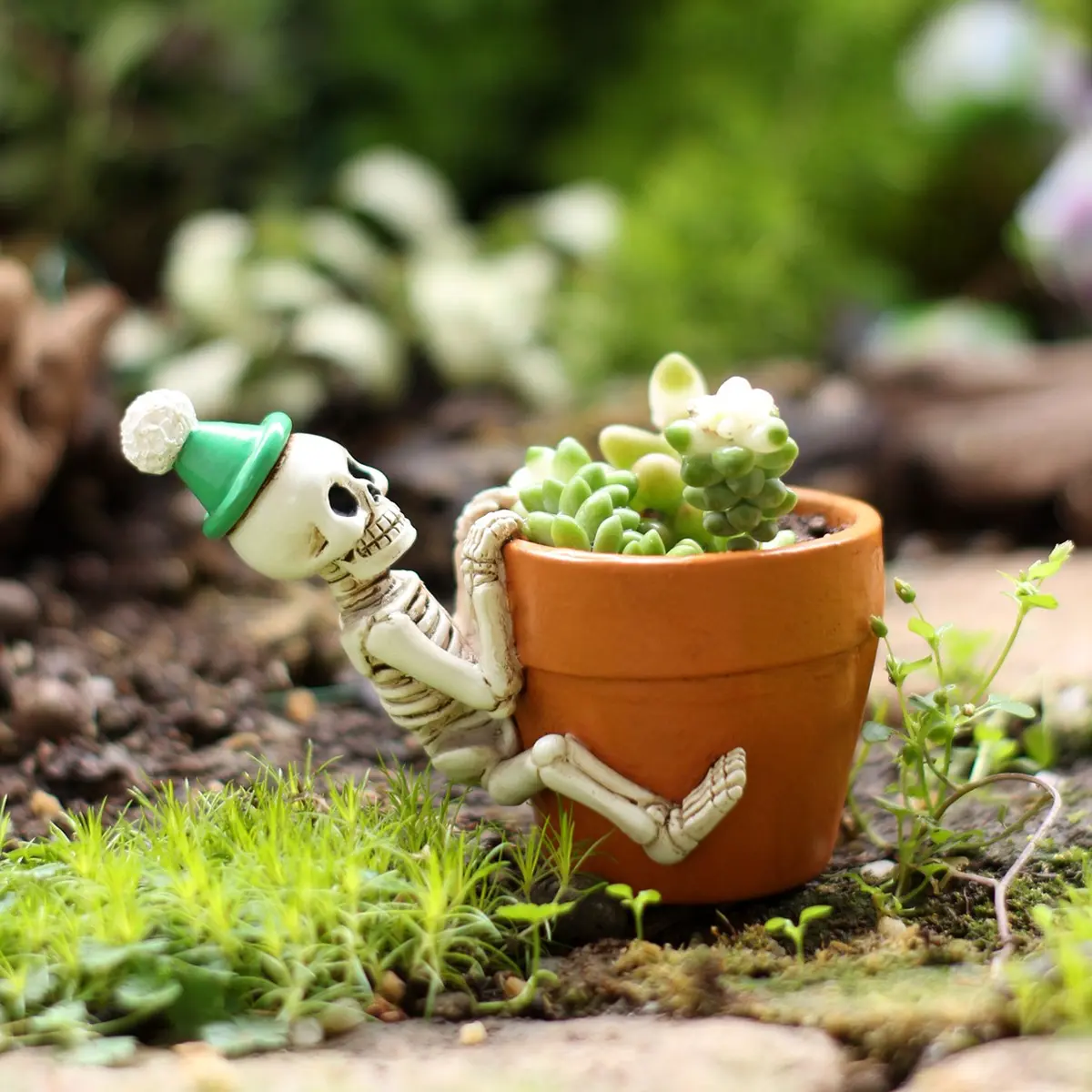 Creative Skull Planter with Hat, Halloween Garden Decor, Handmade Resin Craft, Succulent Pot, Unique Floral Container